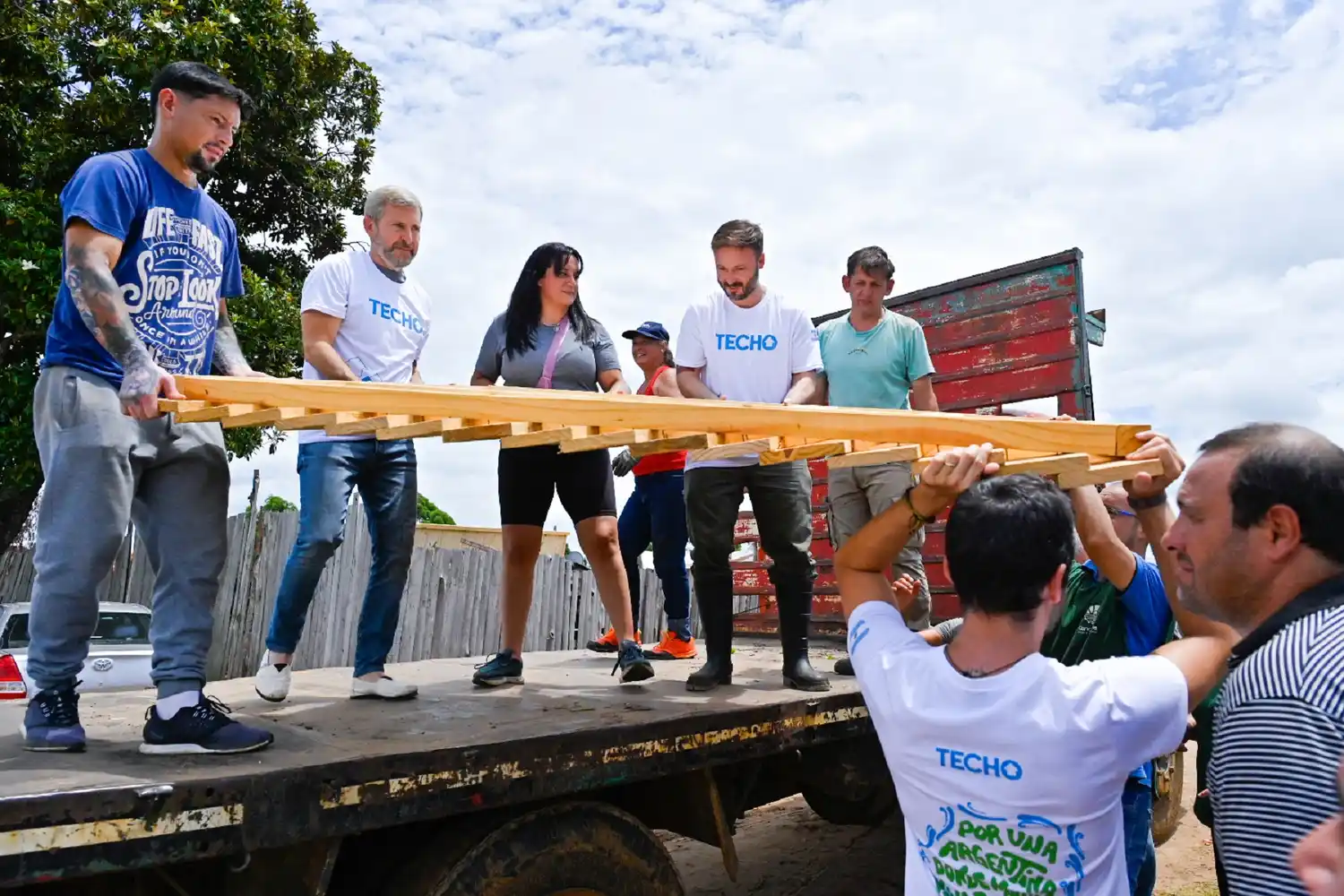 Frigerio se sumó a los voluntarios de TECHO que construyen soluciones habitacionales de emergencia en Concordia