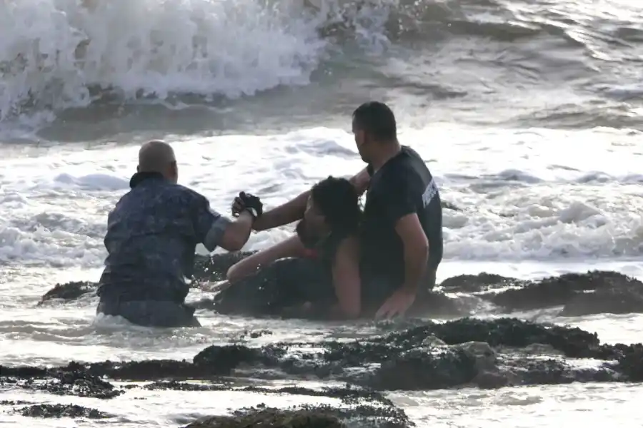 Prefectura de Punta del Este rescata a una de las tres personas que lograron salir del mar en la Playa El Emir. Continúa la búsqueda por un hombre que sigue desaparecido.Foto: Ricardo Figueredo/El País