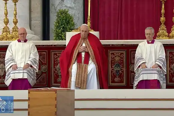 En un funeral solemne Francisco despidió a Benedicto XVI