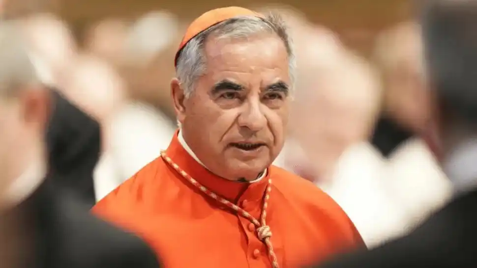 Becciu se quedó en la puerta del cónclave: no participará