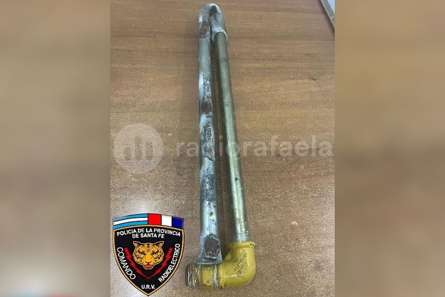 Quiso robar un bidón de combustible, rompió un vidrio y agredió a un playero con un caño