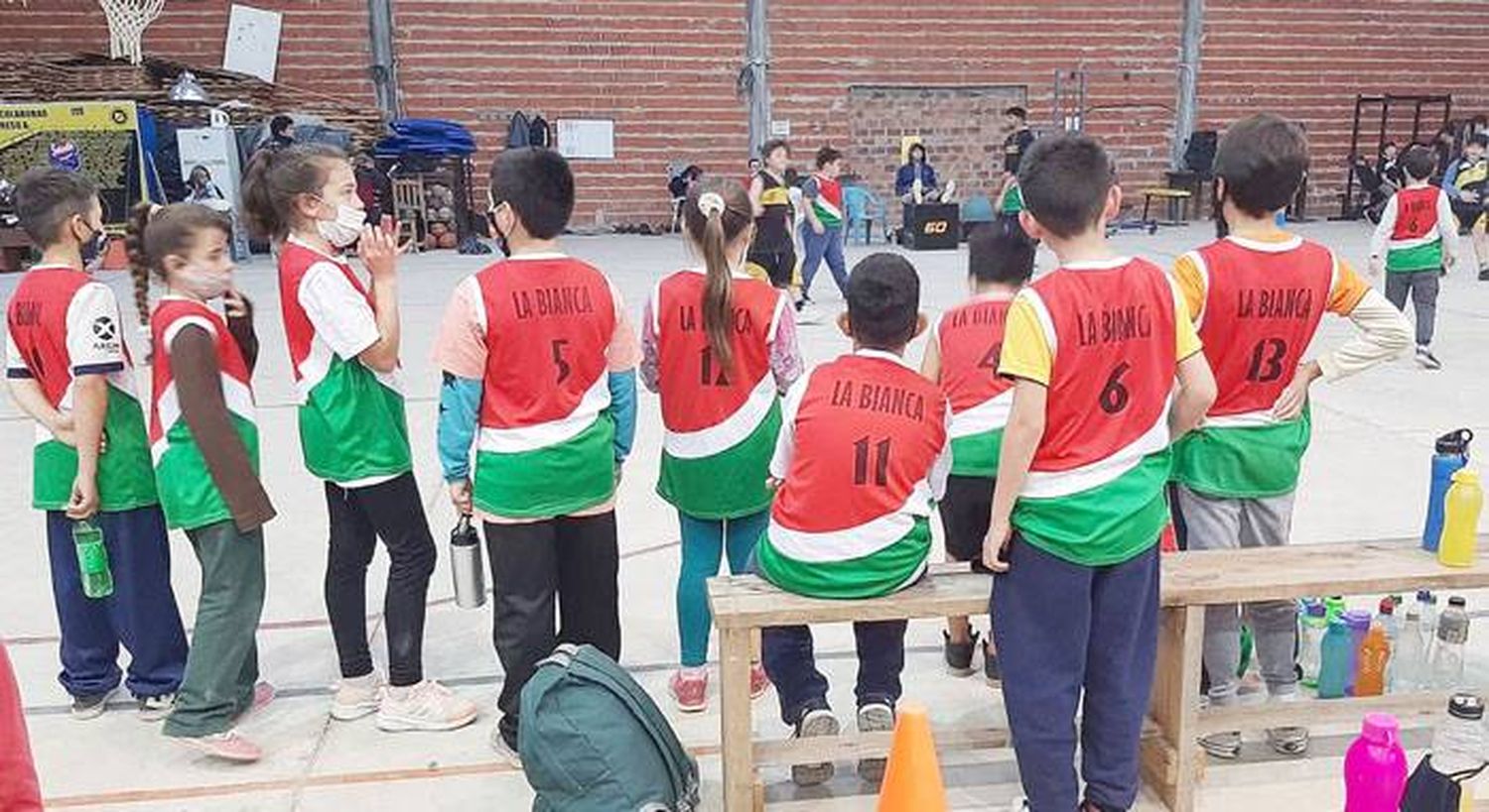 Encuentro de básquet en el centro ex alumnos Capuchinos