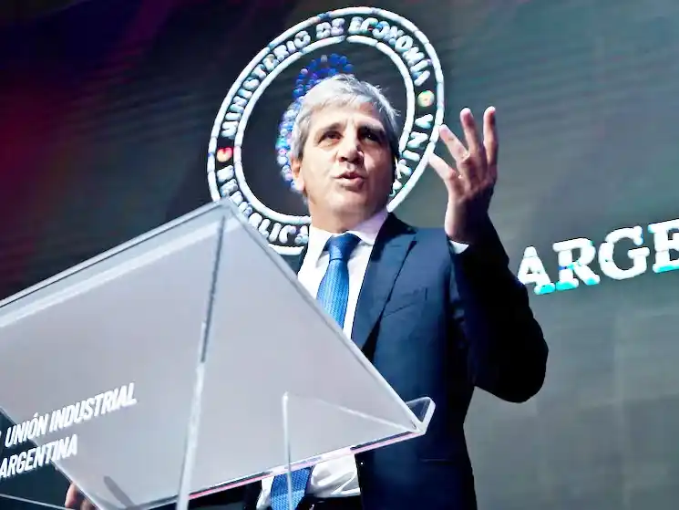 Caputo habló sobre la flotación de bandas  ante los empresarios de la Unión Industrial Argentina