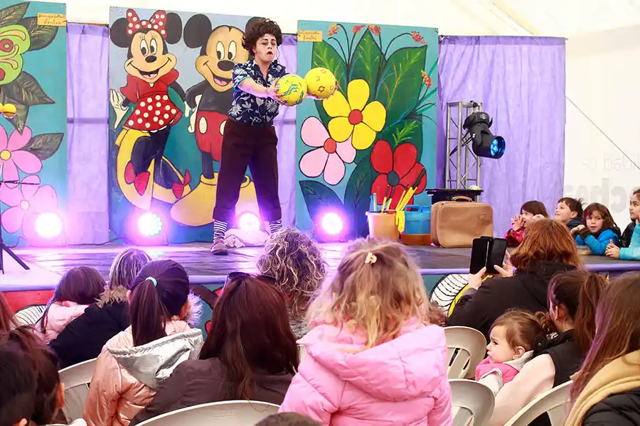 Mucho público en la carpa de la Plaza