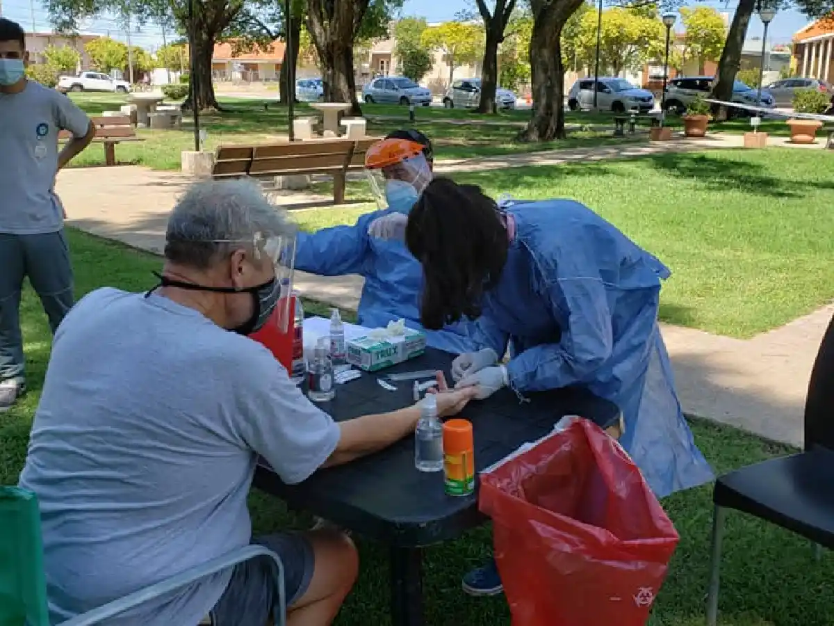 Los casos de covid en Córdoba bajaron un 30 % en la última semana
