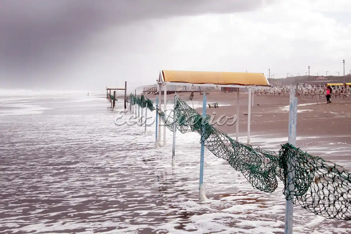El mar estuvo ayer embravecido y llegó hasta los balnearios