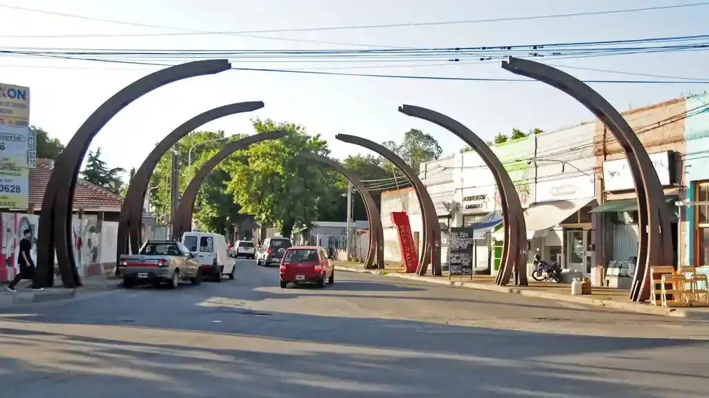 Quintana y Del Valle, acceso principal a Villa Italia.