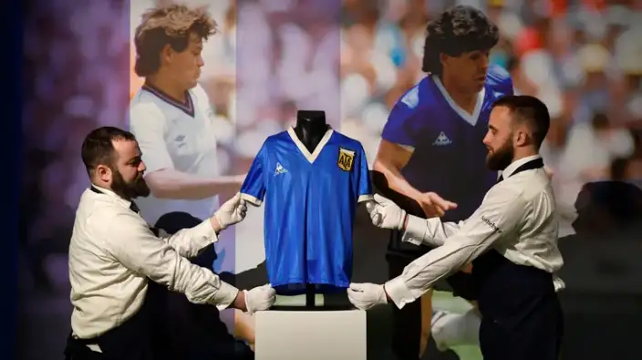 La millonaria cifra que ofertaron por la camiseta que usó Diego contra Inglaterra en el '86