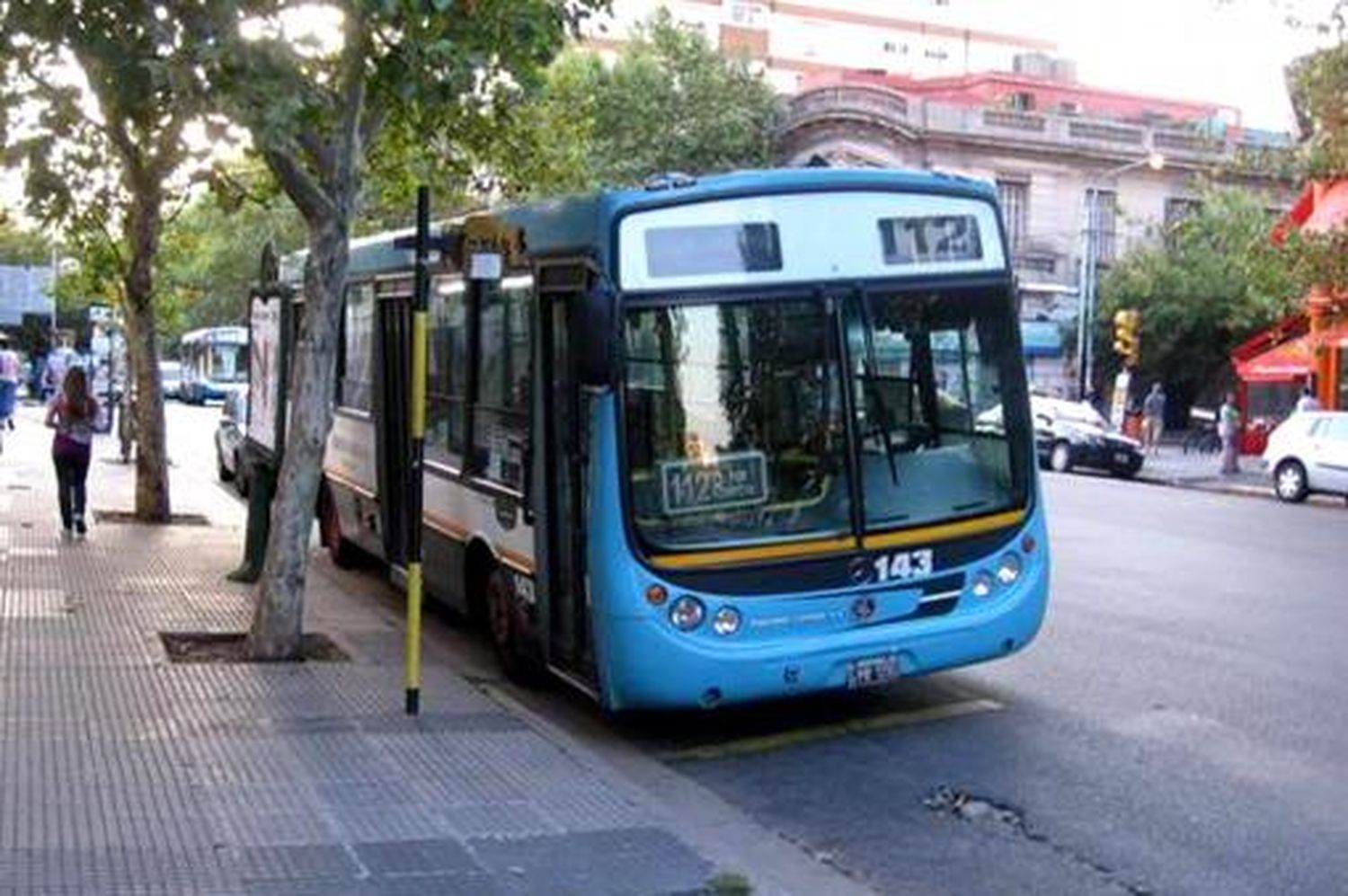 Por no sumarse al paro, atacan a piedrazos a colectivos en Lanús