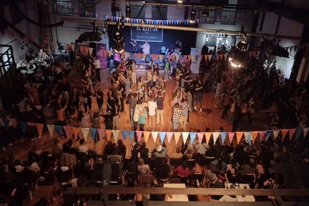 El público llenó La Vieja Usina para disfrutar de un encuentro de peña