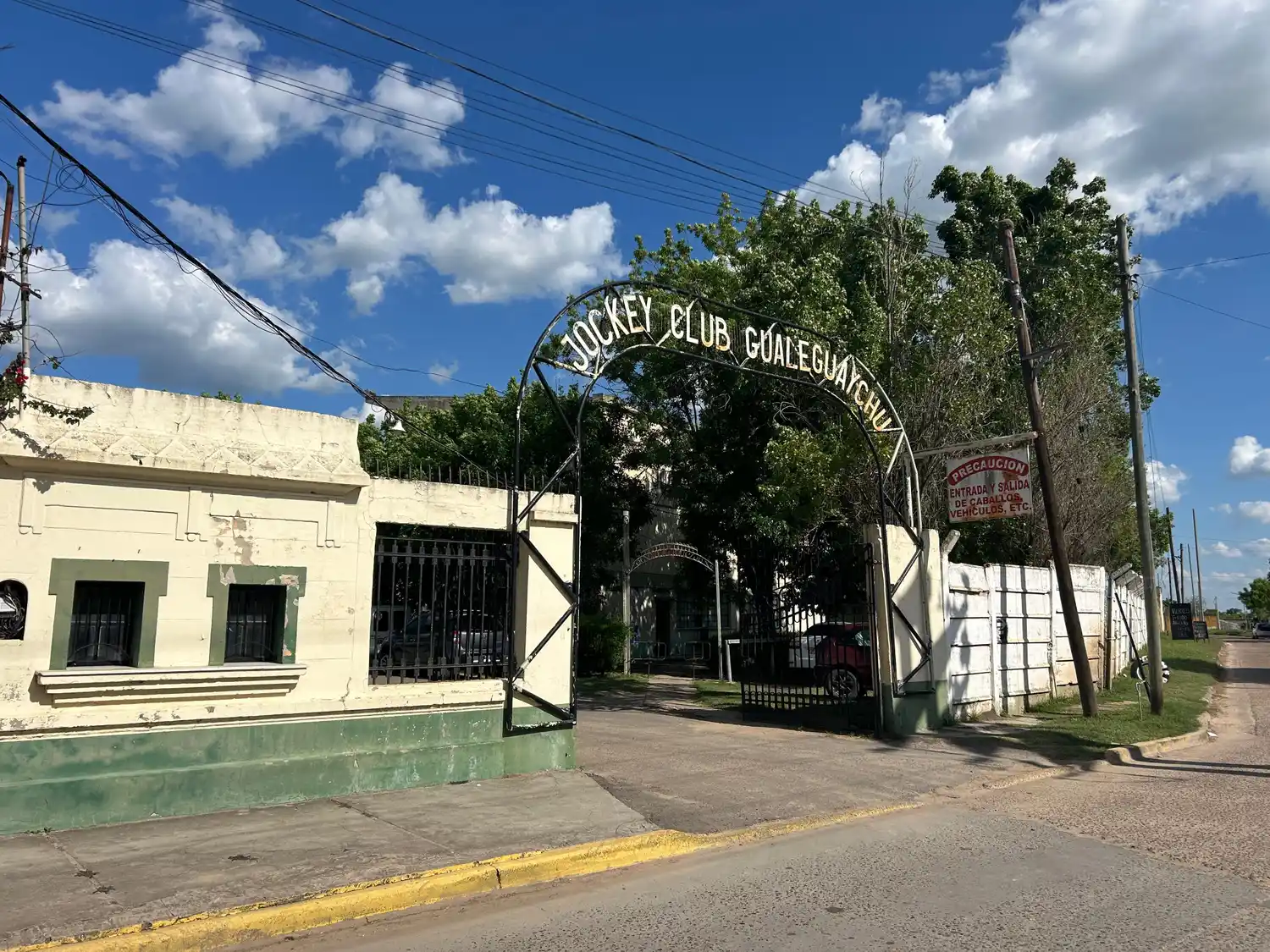 El Hipódromo lucha por mantener su personal y el edificio que lleva décadas sin obras