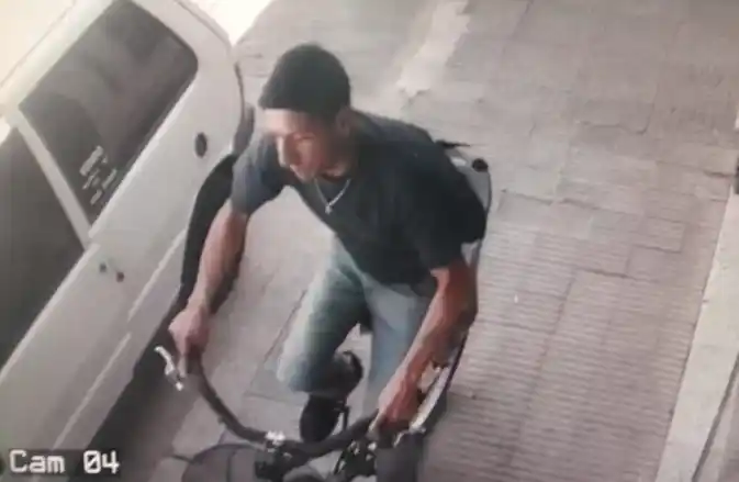 Se robó una bicicleta y quedó registrado por una cámara