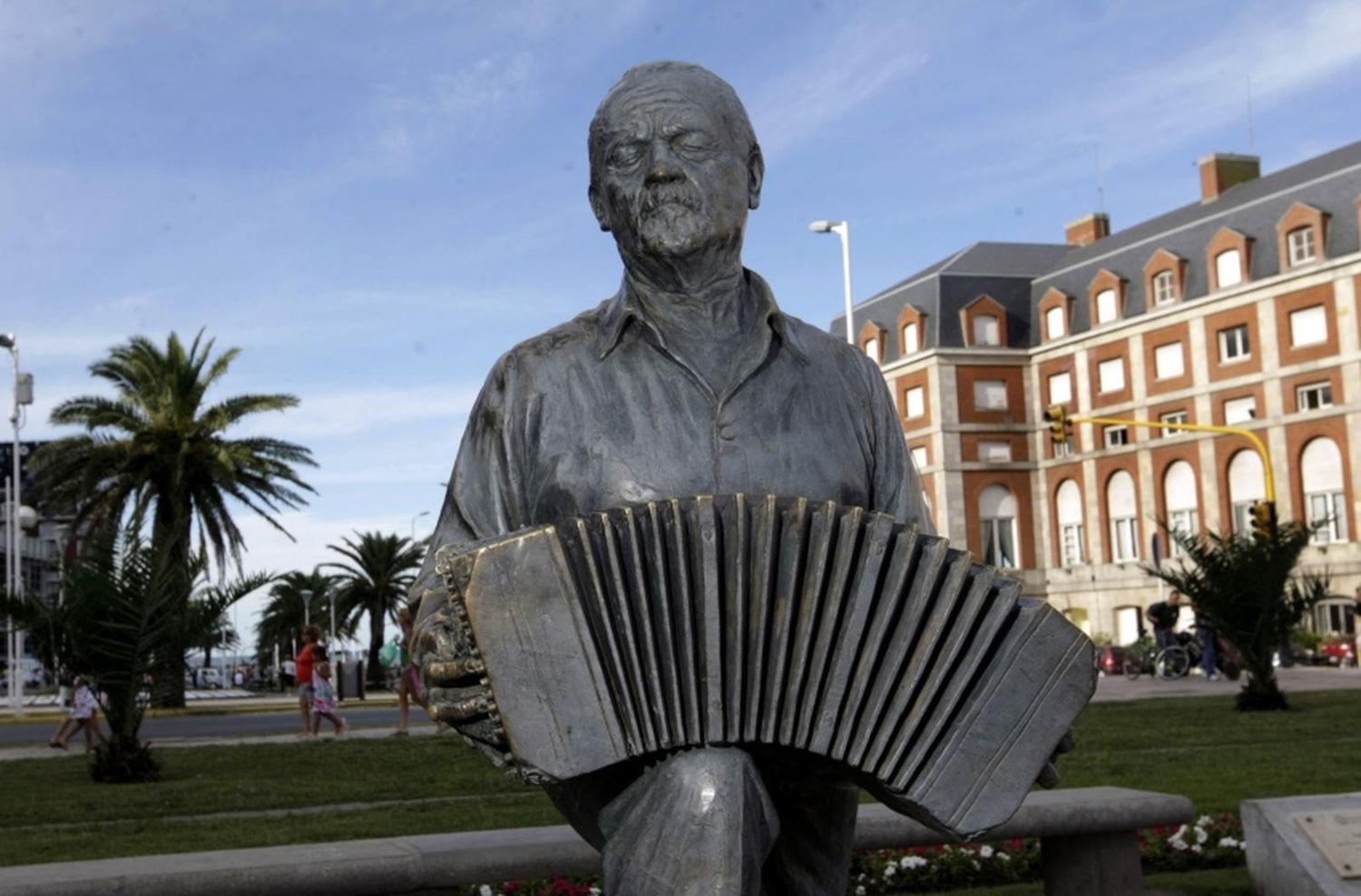 Realizarán caminatas guiadas gratuitas en el Circuito Turístico "Ástor Piazzolla" por su 100 Aniversario