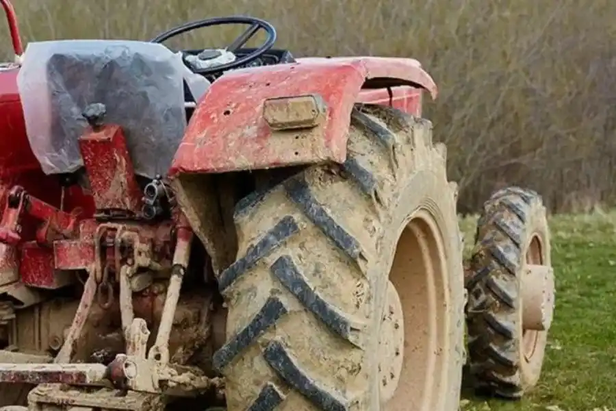 Terrible accidente: a un hombre lo pasó por encima un tractor y sufrió graves lesiones