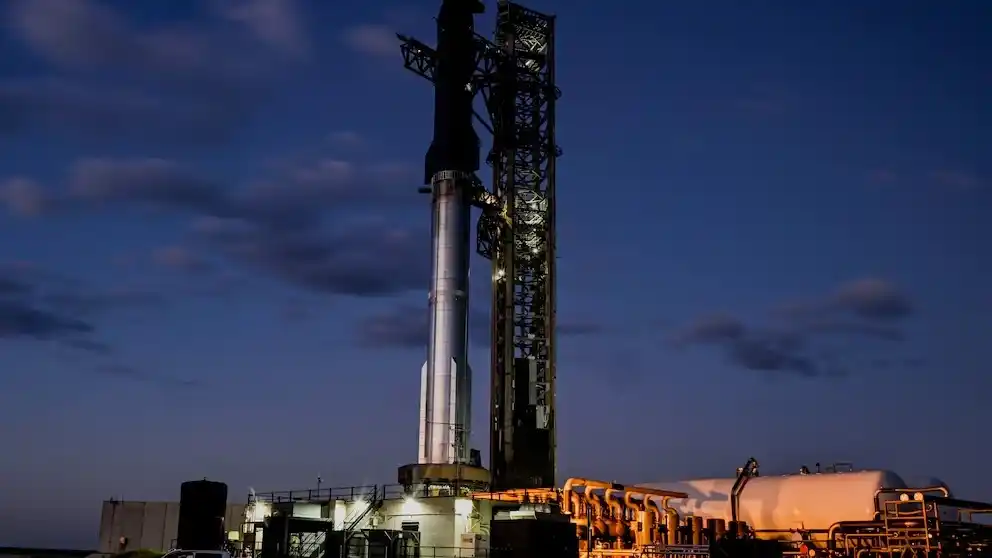 El ascenso del Starship, compuesto por una primera etapa Super Heavy con 33 motores Raptor y una segunda etapa equipada con otros seis motores, alcanzó una altura total de 123 metros. (FOTO:REUTERS/Steve Nesius)