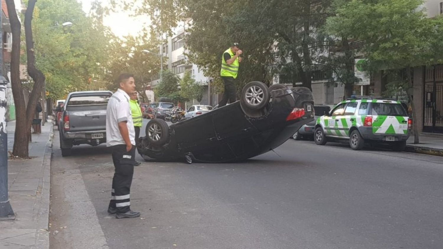 Mar del Plata: Un empleado municipal que manejaba borracho chocó dos autos y volcó