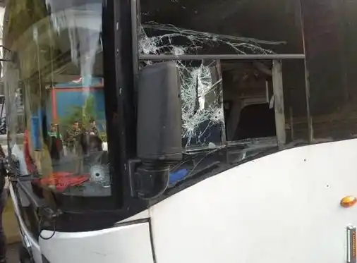 ¡TERROR SOBRE RUEDAS! Atraco vía El Guapo dejó un chófer herido y pasajeros traumatizados