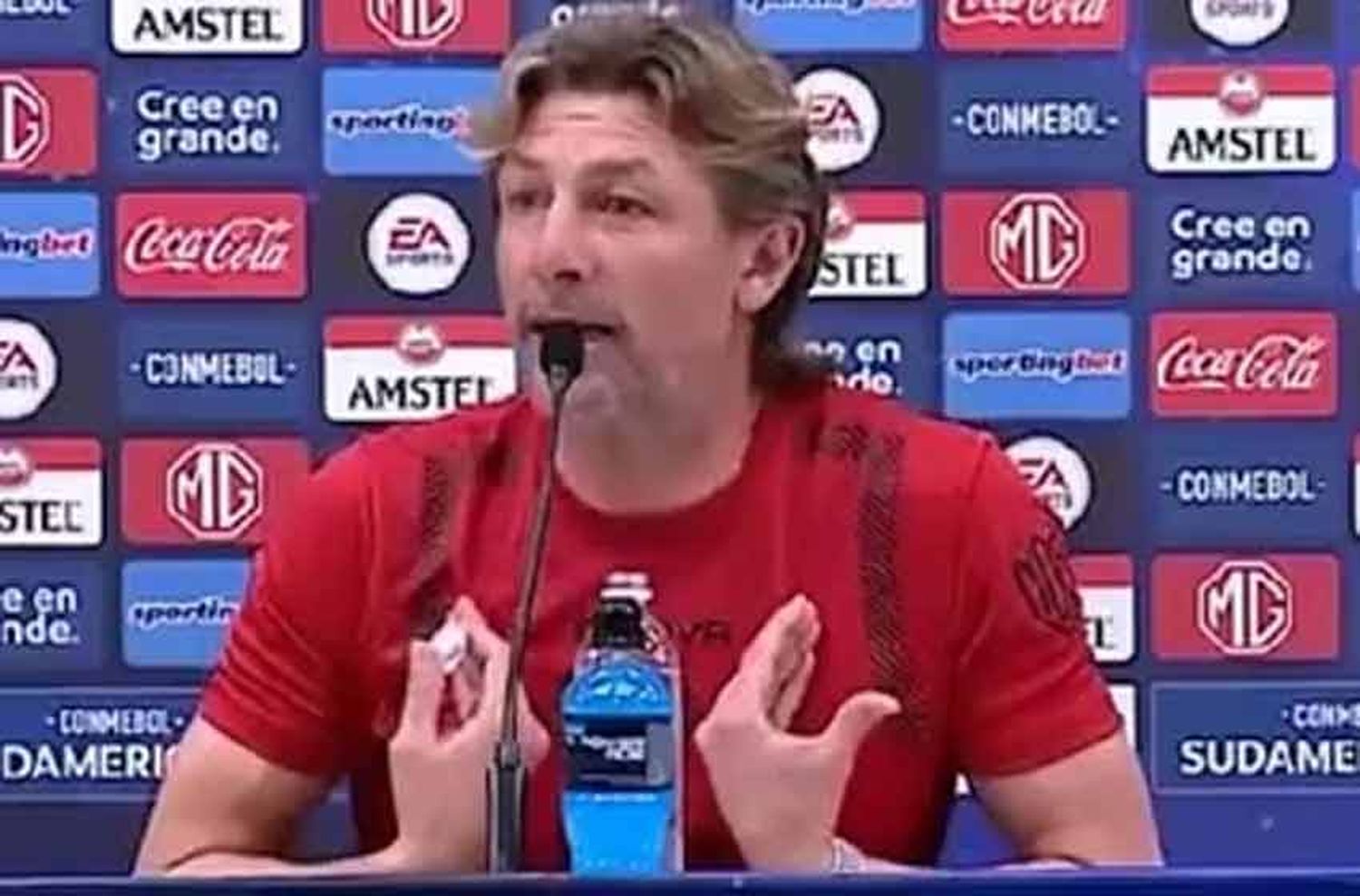 Heinze y otro capítulo más contra la prensa: «Yo no soy un maleducado, no te equivoques»