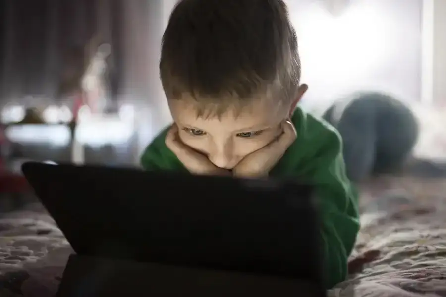 Pantallas en la primera infancia: por qué muchas familias las usan como una herramienta para poder criar