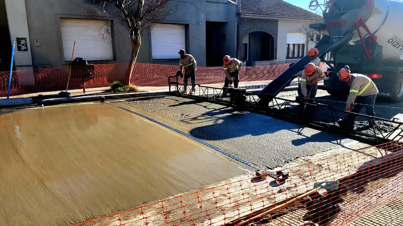Foto de obras de pavimentación en proceso en la ciudad de Tandil