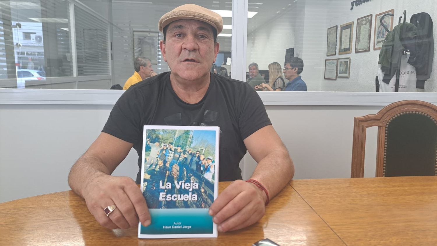 Con su nuevo libro "La vieja escuela"