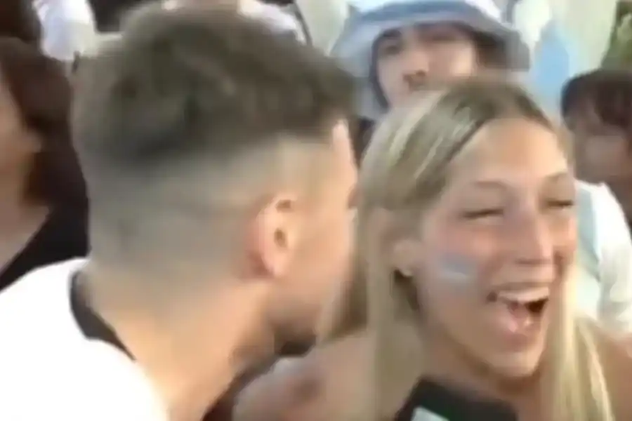 Una hincha argentina se le declaró en vivo a un notero y se volvió viral: “Lo que quieras”