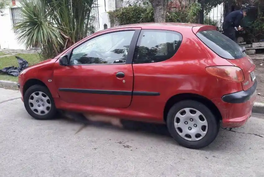 Hallaron muerto a un hombre debajo de un auto