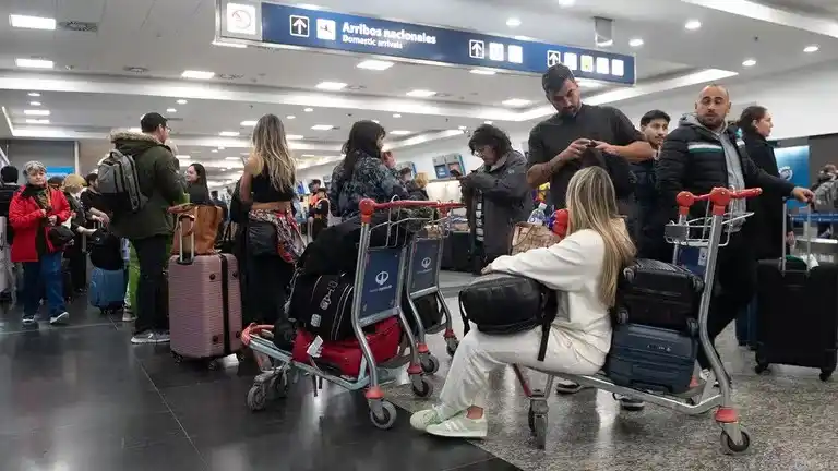 El desánimo de los usuarios que iban a volar y no pudieron por el paro aeronáutico