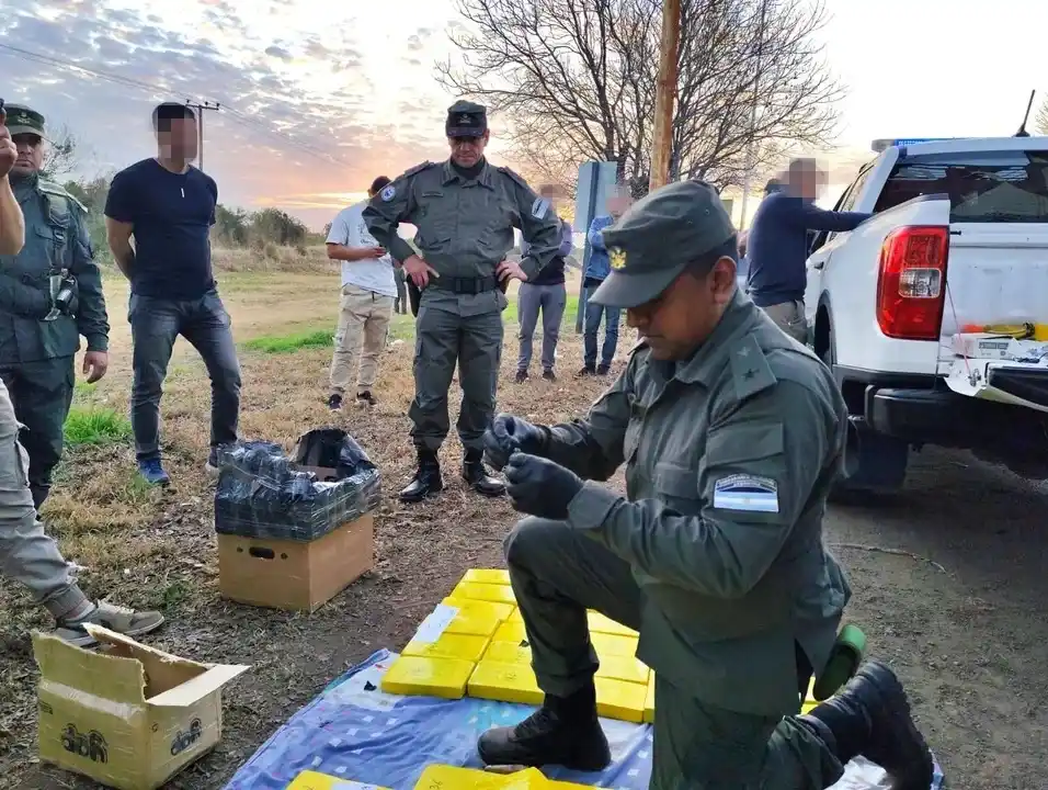 Un gendarme realiza el examen toxicológico para identificar la carga del camión detenido