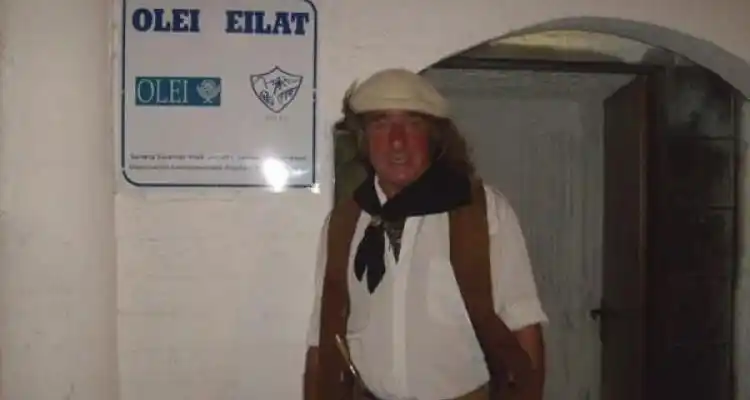 Un santalucense a caballo anclado en Israel