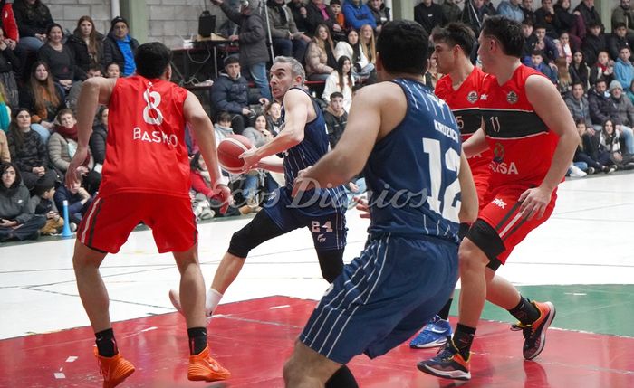 Apreda con pelota dominada. Ataca el aro rival en el tercer juego de la final