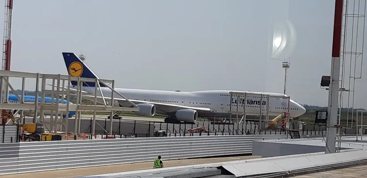 El aeropuerto de Rosario colmado de aviones y pasajeros tras el cierre de Ezeiza