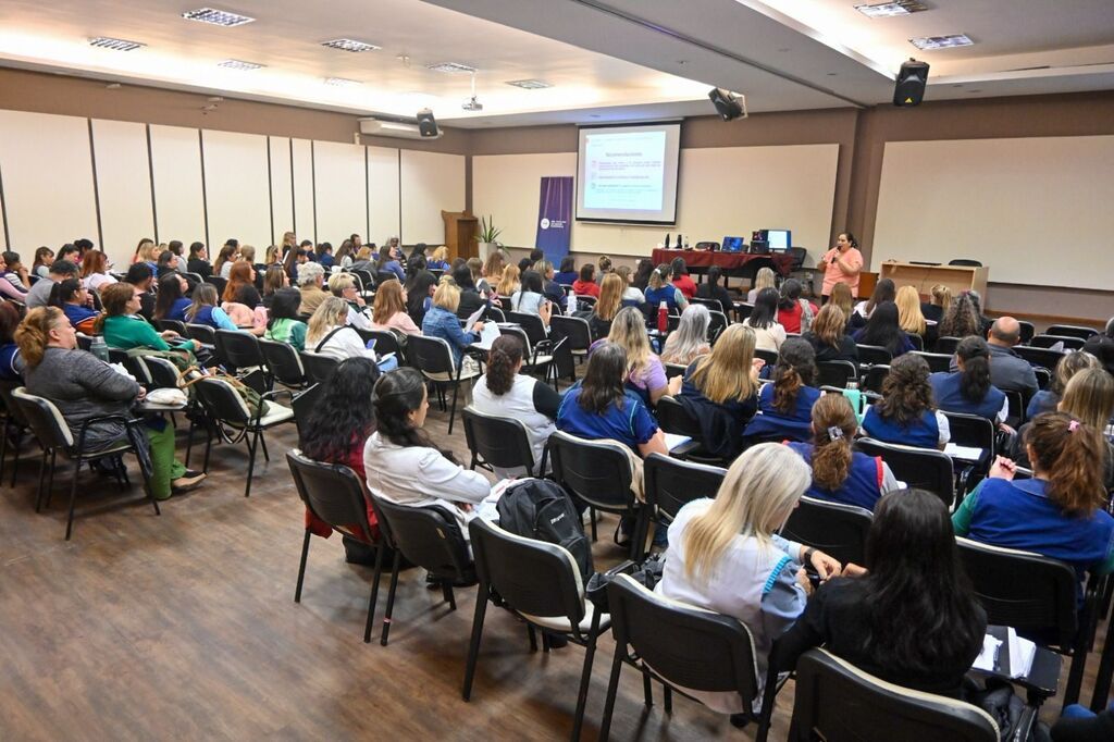 Docentes capacitándose en el marco del Plan de Alfabetización Raíz