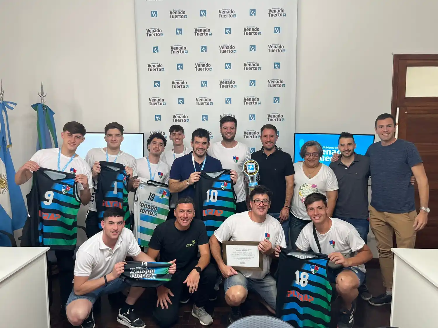 El intendente, junto al plantel del Club Ciudad campeón.