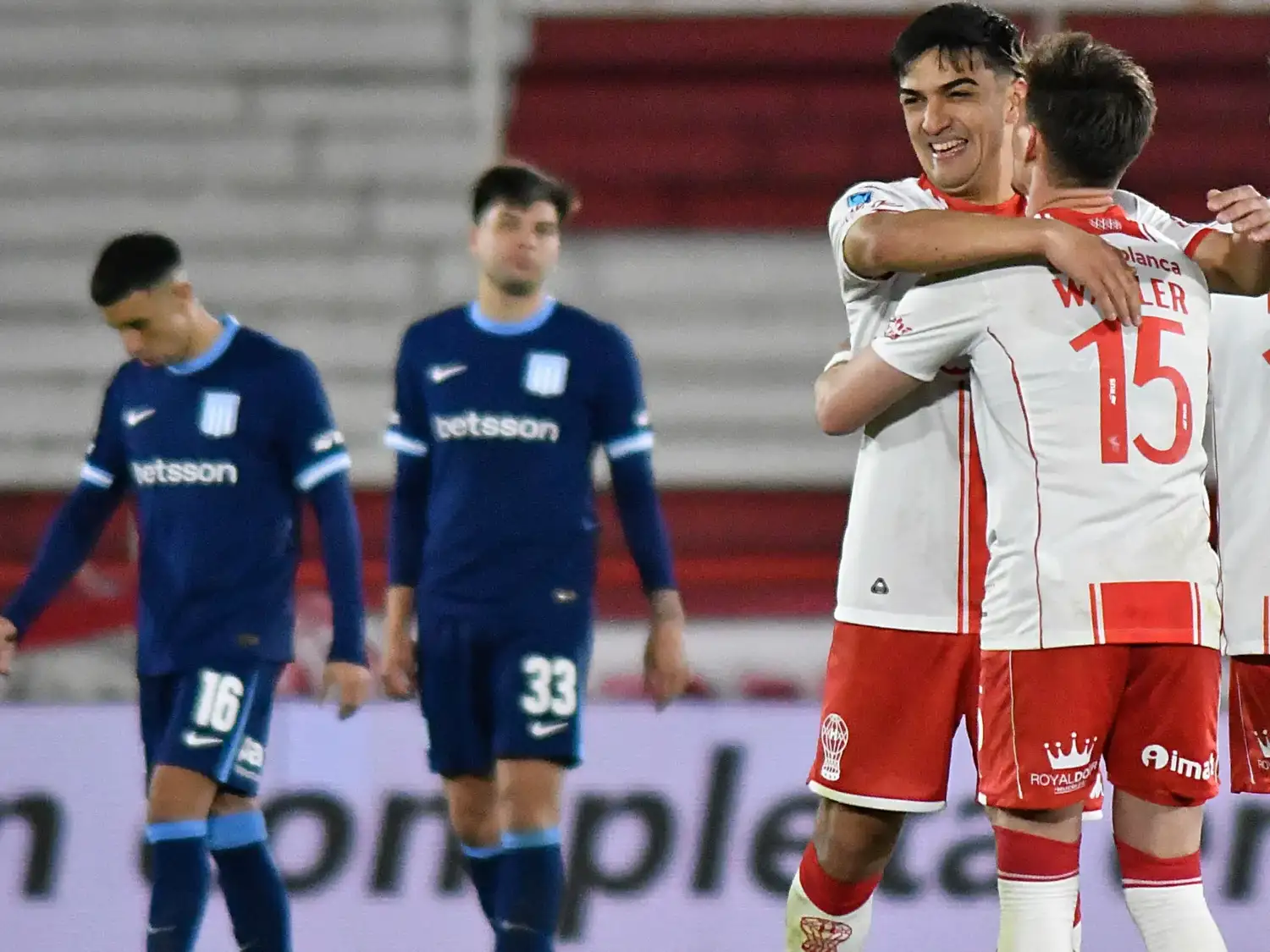 Huracán amargó a Racing en Parque Patricios.
