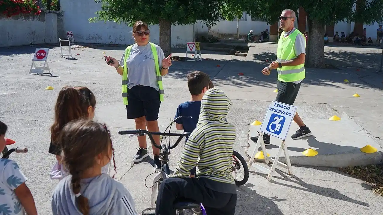 Reglas de tránsito. Se enseñan en las escuelas mediante actividades didácticas