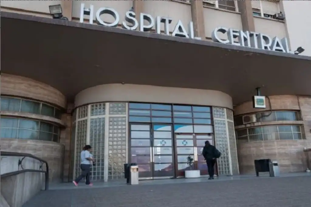 Acusaron a un jubilado de manosear a una joven, lo tiraron del colectivo y lo dejaron en coma