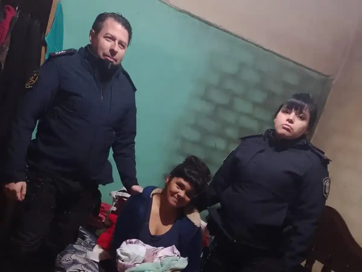 Policías de Merlo se convirtieron en "médicos por un día" y ayudaron a un parto en casa: el bebé nació sano y salvo