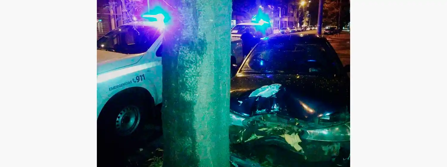 Alcoholizada y en moto se fue contra un arbol