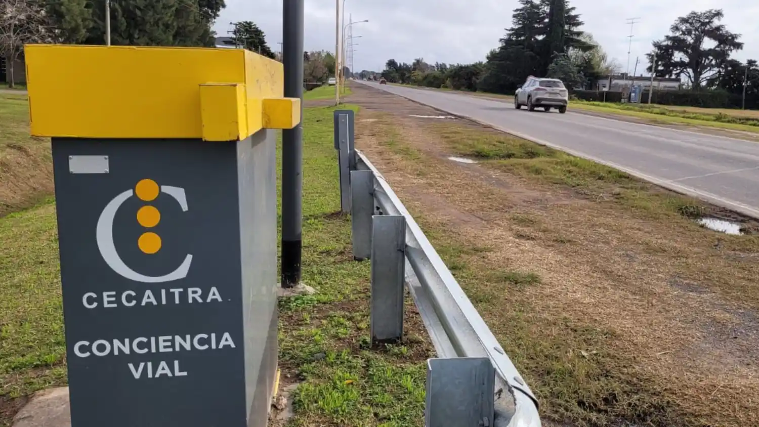 Uno de los tótems ubicados sobre la ruta 1001, que detectará la velocidad de los vehículos. La máxima aquí será de 60 Km/h.