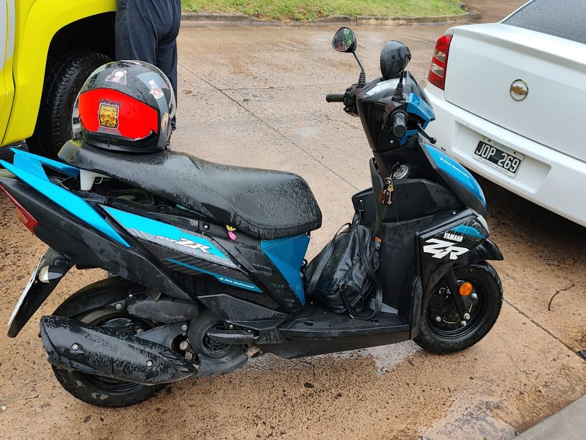 La mujer de 57 años cayó al piso con su motocicleta Yamaha. Foto: BVVT