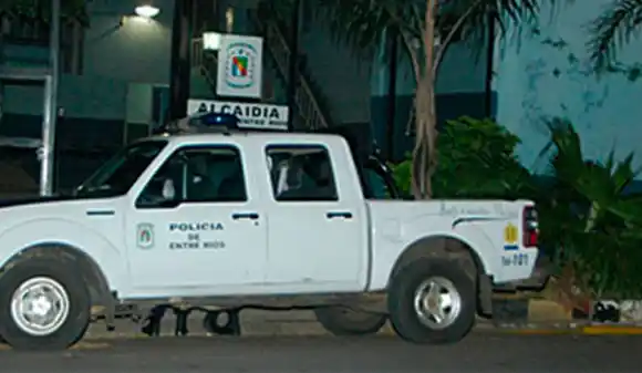 Hombre arrestado en flagrancia tras dañar un automóvil