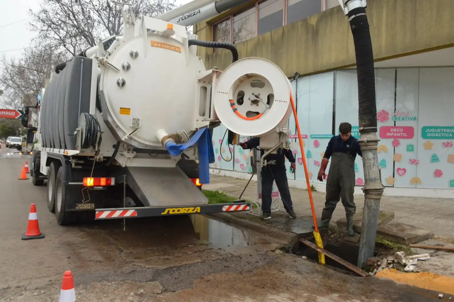 El camión desobstructor trabaja en distintos puntos de la ciudad.