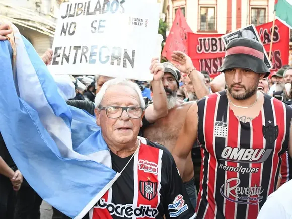 El Gobierno advierte sobre sanciones a hinchas que participen en disturbios durante la marcha de jubilados
