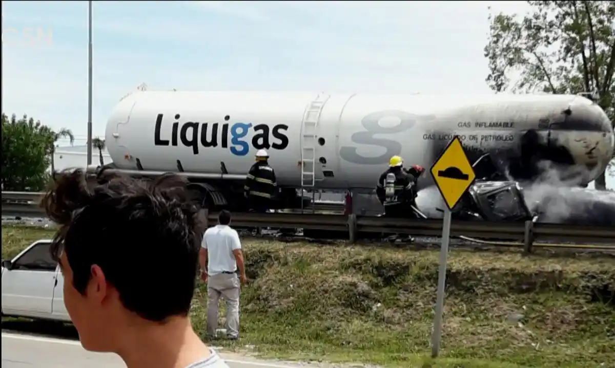 Estalló un camión con gas butano en Panamericana: hay dos muertos