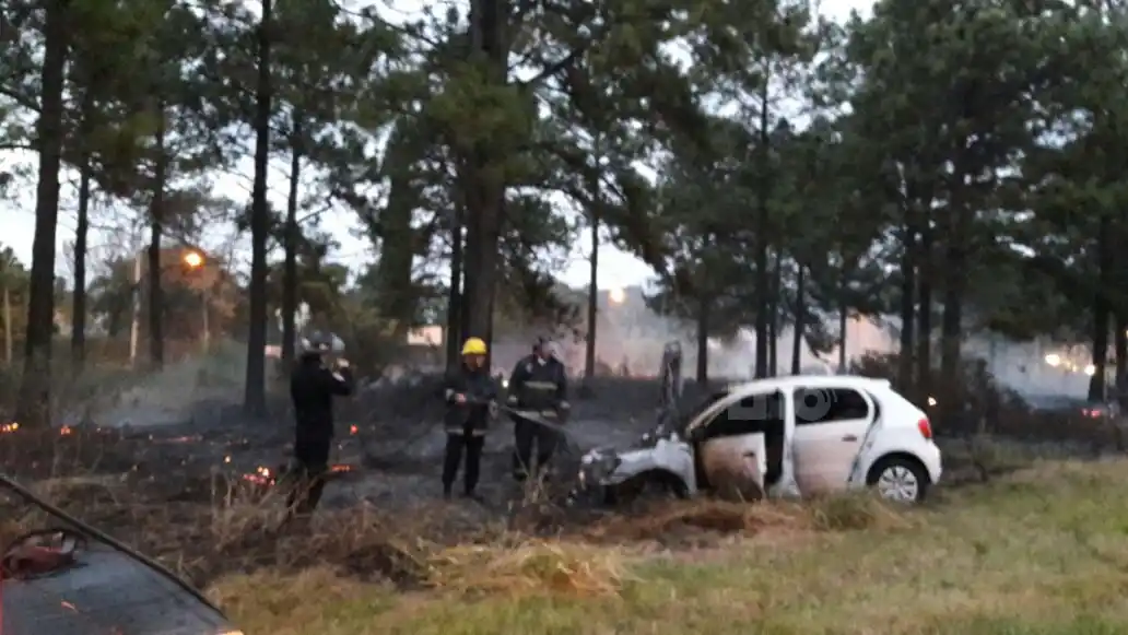 Un auto se prendió fuego por quema de pastizales