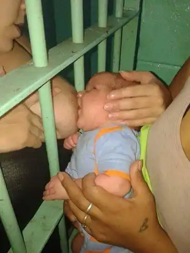 Morón: Polémica por una mamá que tiene que amamantar a través de las rejas