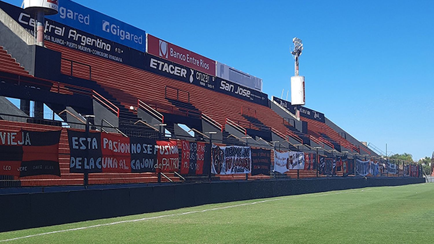 El Gobierno habilitó el regreso del público a los estadios de fútbol desde octubre