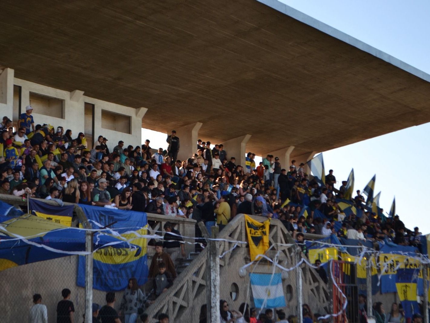 Se estima que 1900 personas estuvieron en el Estadio viendo la final entre Independencia y Atlético.