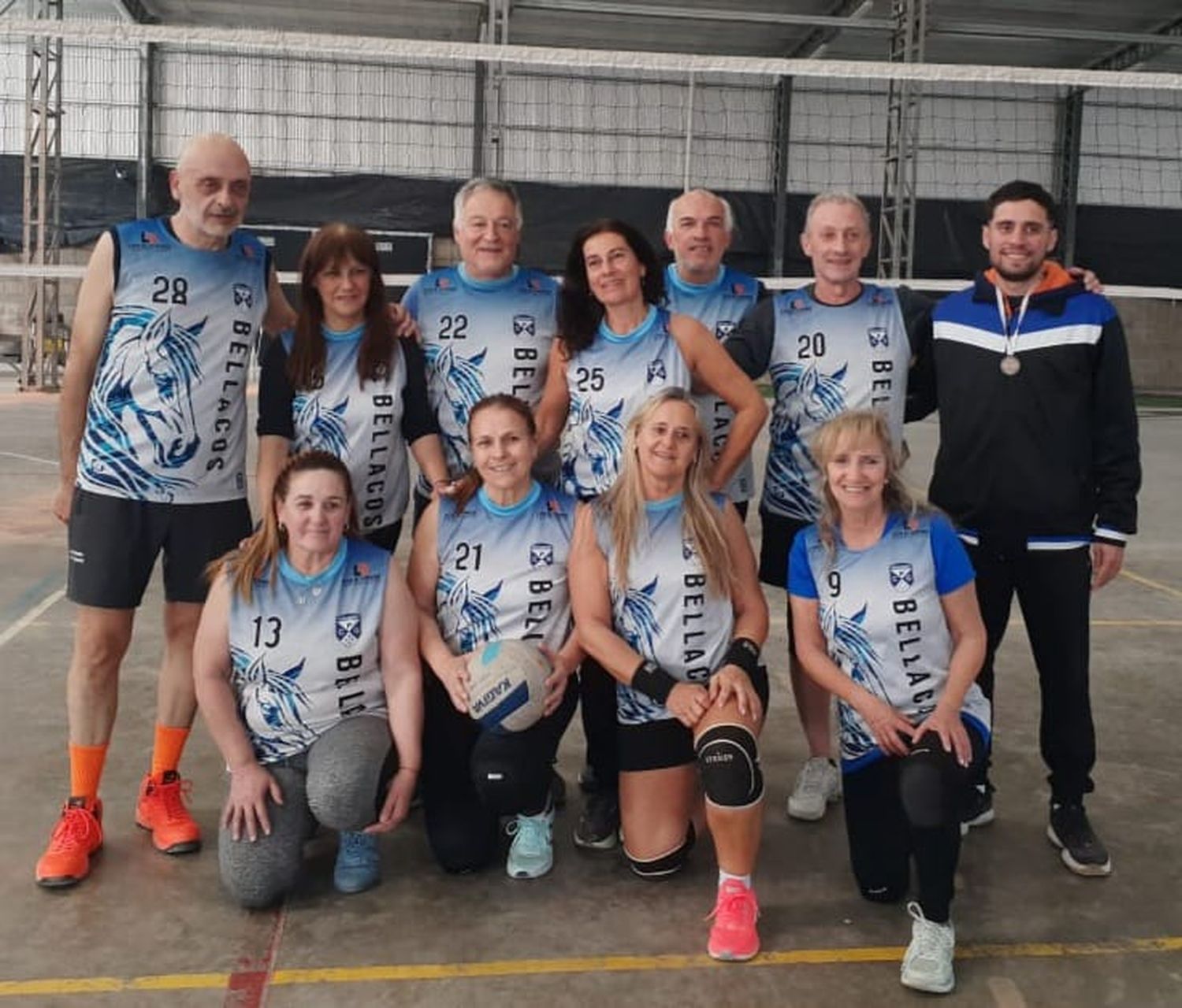 El plantel de Los Bellacos, campeón en Mixto + 50 años.